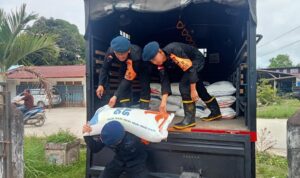 SAR Satbrimob Kalbar Sigap Dan Tanggap Ikut Distribusikan Bantuan Banjir