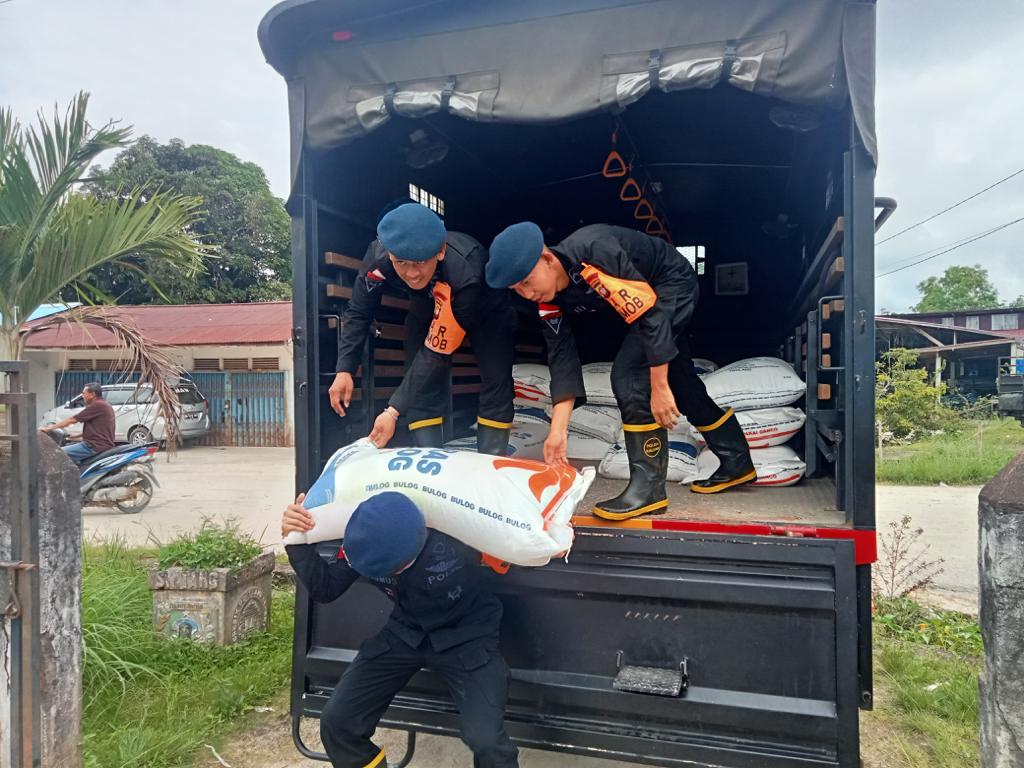 SAR Satbrimob Kalbar Sigap Dan Tanggap Ikut Distribusikan Bantuan Banjir