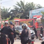 Satbrimob Kalbar Bagikan Takjil Depan Mako Kepada Pengunaan Jalan
