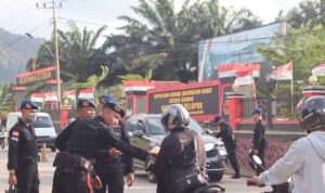 Satbrimob Kalbar Bagikan Takjil Depan Mako Kepada Pengunaan Jalan