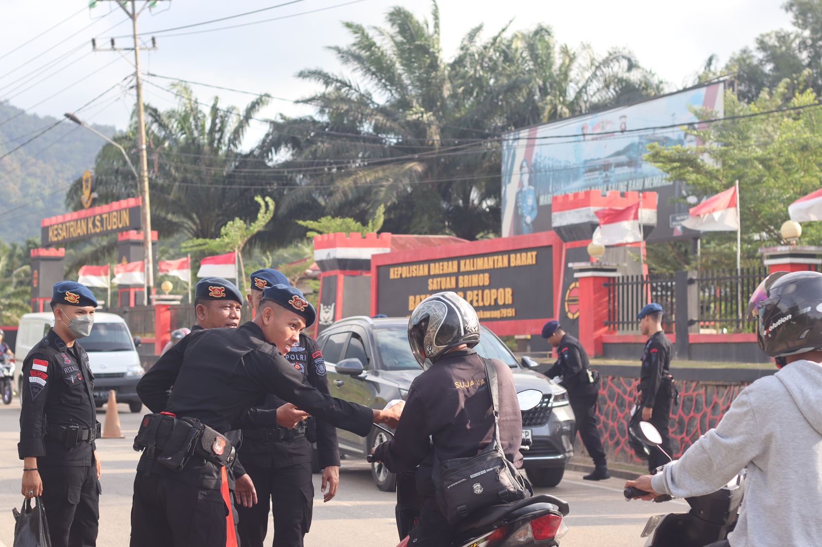 Satbrimob Kalbar Bagikan Takjil Depan Mako Kepada Pengunaan Jalan