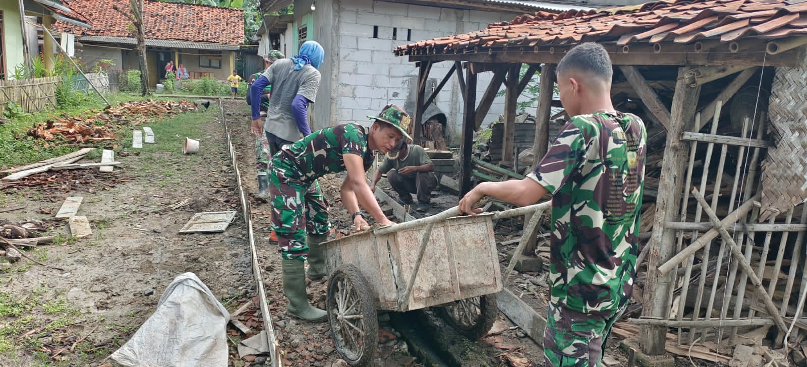 Personel Satgas TMMD Tetep Semangat Melanjutkan Pembangunan 