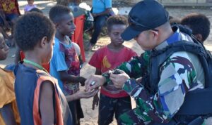 Pelihara Tali Silaturahmi, Satgas Yonif 125/SMB Anjangsana Ke Tokoh Masyarakat Kampung Dagimon