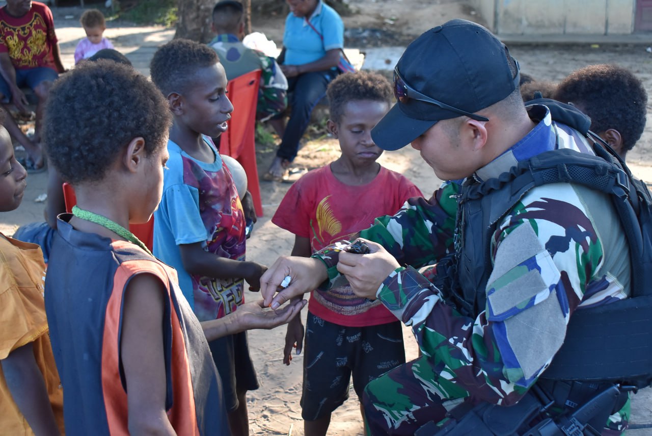Pelihara Tali Silaturahmi, Satgas Yonif 125/SMB Anjangsana Ke Tokoh Masyarakat Kampung Dagimon
