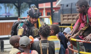 Tanda Cinta Untuk Anak-anak Intan Jaya, Satgas 330 Tri Dharma bagikan Baju dan Boneka