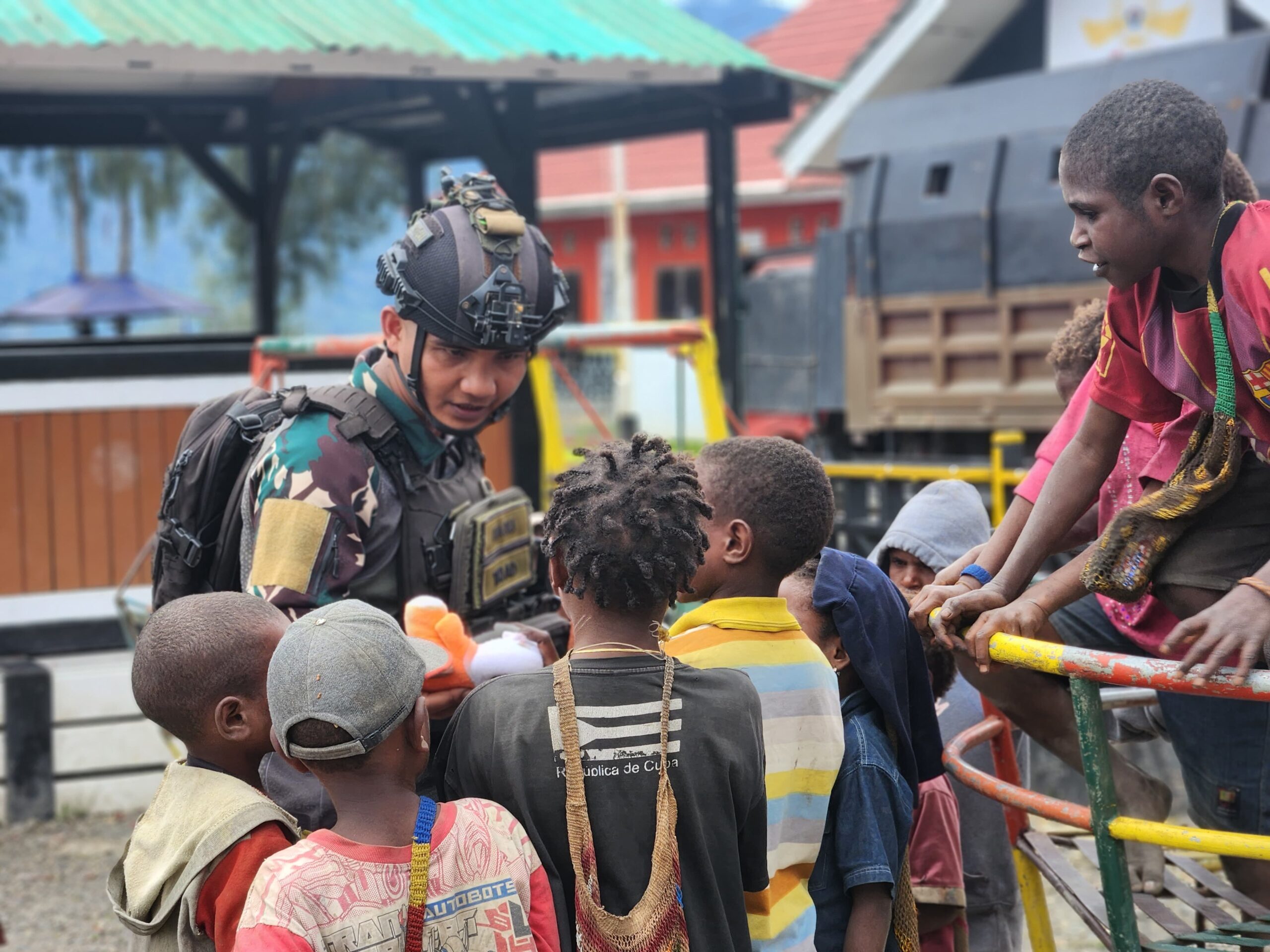 Tanda Cinta Untuk Anak-anak Intan Jaya, Satgas 330 Tri Dharma bagikan Baju dan Boneka