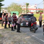 Polisi Bagikan Takjil di Depan Mako Disertai Himbauan Tertib Berlalulintas