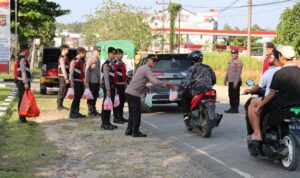 Polisi Bagikan Takjil di Depan Mako Disertai Himbauan Tertib Berlalulintas
