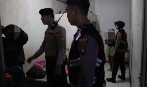 Asik Kelonan Enam Sejoli Kaget Lempar Selimut Akibat di Datangi Polisi