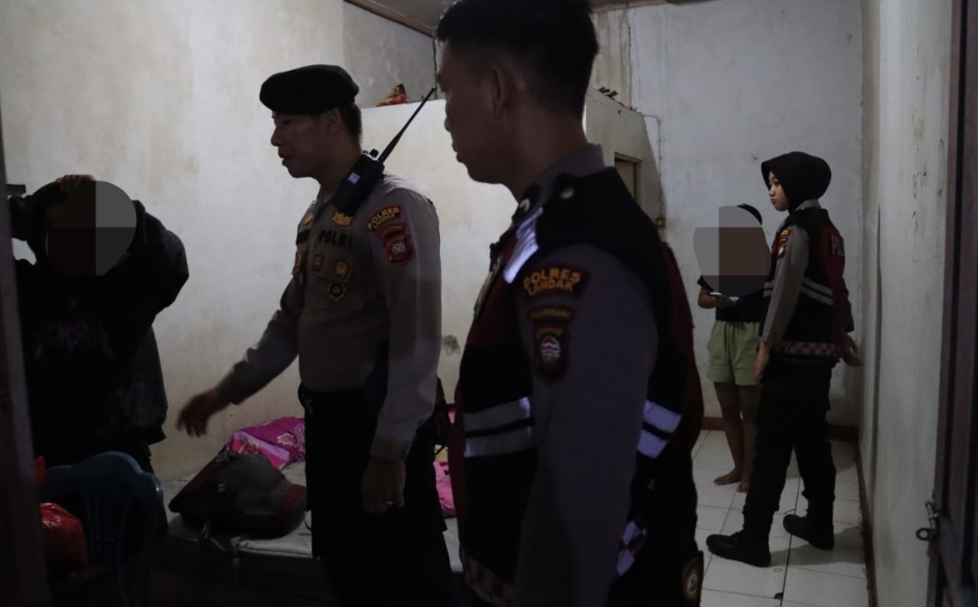 Asik Kelonan Enam Sejoli Kaget Lempar Selimut Akibat di Datangi Polisi