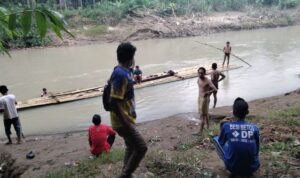 Dua Bocah Anak Kecil Hanyaut Di Sungai Cisimet