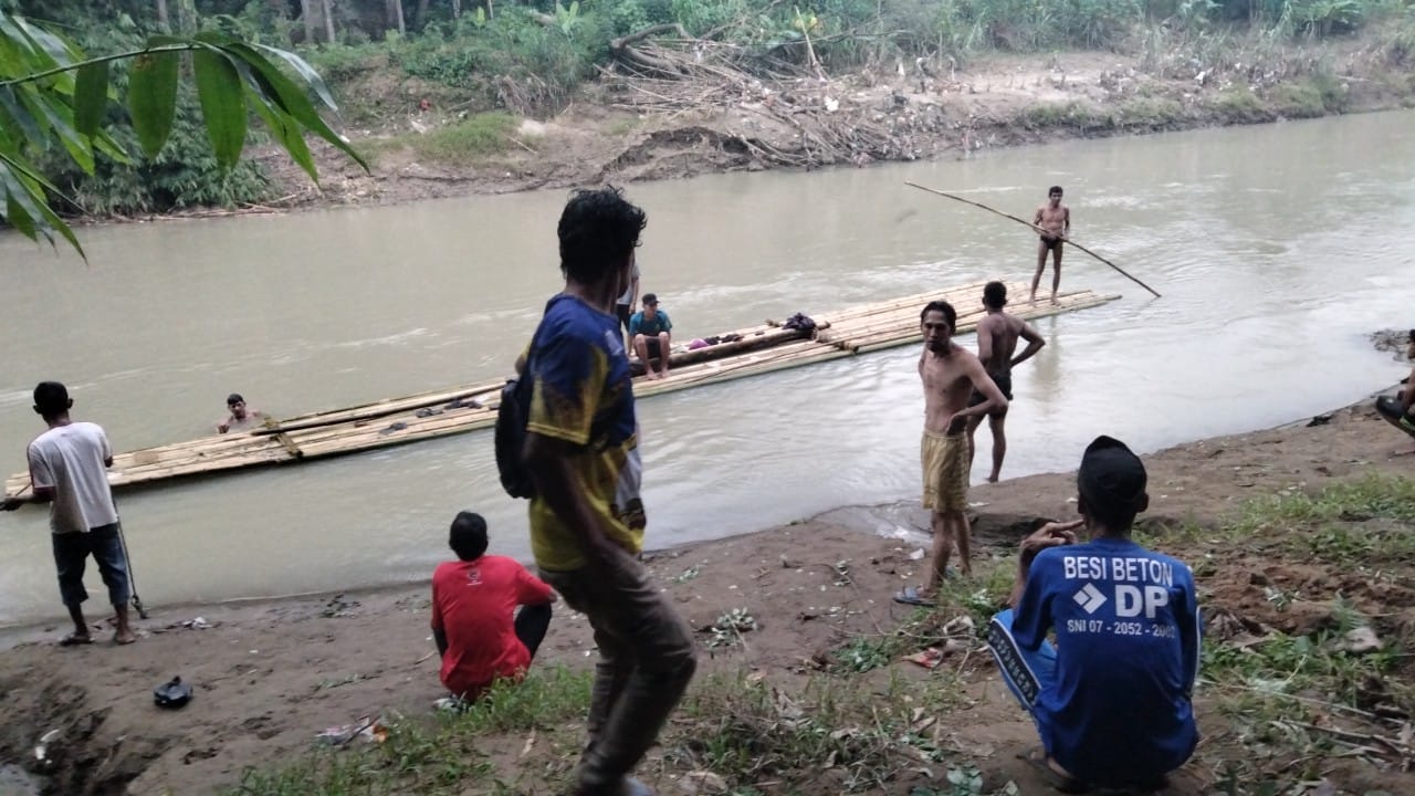 Dua Bocah Anak Kecil Hanyaut Di Sungai Cisimet