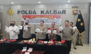 Polda Kalbar Gelar Jumpa Pers Penangkapan Pengedar Narkoba di Pontianak dengan Barang Bukti 15 Kg Sabu
