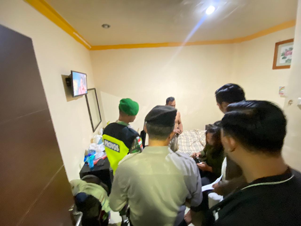 Asik Berzinah 6 Sejoli Dalam Kamar Hotel di Gulung Razia Gabungan