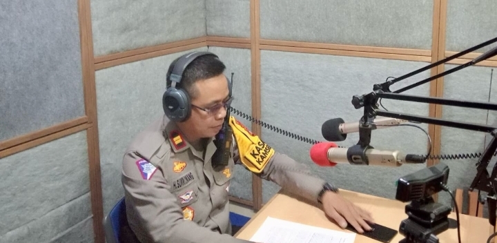 SAT Lantas Polres Takalar Sosialisasi Operasi Keselamatan Pallawa 2024 Melalui Radio FM