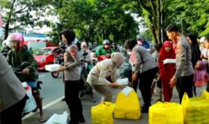 Hari ke 7 Ramadhan 1445 H, Biro SDM Polda Sulsel Bagi Takjil Buka Puasa