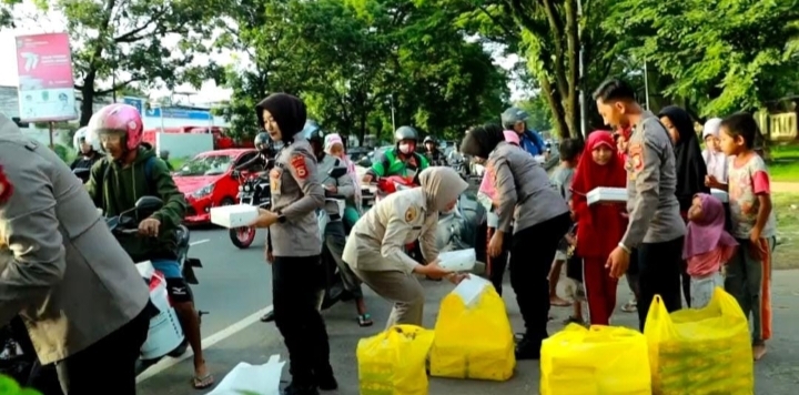 Hari ke 7 Ramadhan 1445 H, Biro SDM Polda Sulsel Bagi Takjil Buka Puasa