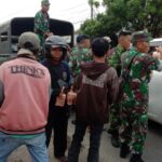 Raih Berkah Ramadhan, Personil Polsek Bangkala Polres Jeneponto Bersinergi Dengan TNI Bagi- bagi Takjil Gratis di Jalan