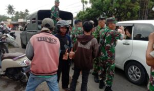 Raih Berkah Ramadhan, Personil Polsek Bangkala Polres Jeneponto Bersinergi Dengan TNI Bagi- bagi Takjil Gratis di Jalan