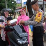 Polres Jeneponto Peduli Kepada Masyarakat Yang Melaksanakan Ibadah Puasa Dengan Cara Membahagiakan Takjil Bagi Pengguna Jalan