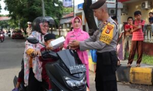 Polres Jeneponto Peduli Kepada Masyarakat Yang Melaksanakan Ibadah Puasa Dengan Cara Membahagiakan Takjil Bagi Pengguna Jalan