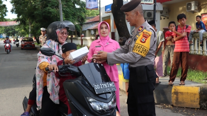 Polres Jeneponto Peduli Kepada Masyarakat Yang Melaksanakan Ibadah Puasa Dengan Cara Membahagiakan Takjil Bagi Pengguna Jalan