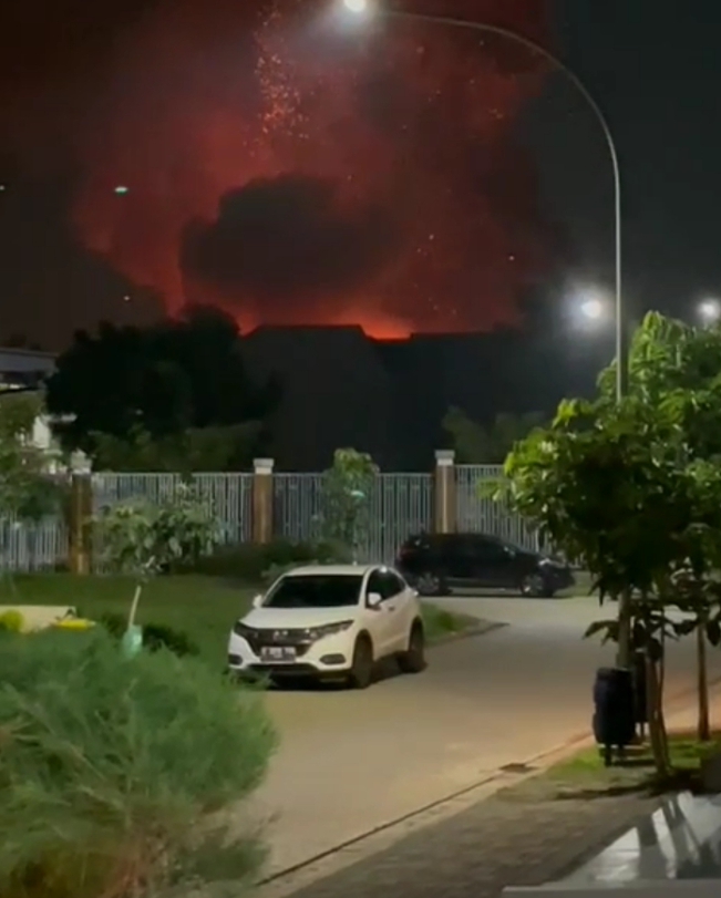 Gudang Peluru Terbakar, Warga Panik Sejumlah Granat Beterbangan di Udara