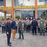 Dansatbrimob Tinjau Langsung Personel Pengamanan Aksi Unjuk Rasa Di Kantor Bupati Sintang