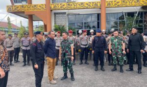 Dansatbrimob Tinjau Langsung Personel Pengamanan Aksi Unjuk Rasa Di Kantor Bupati Sintang