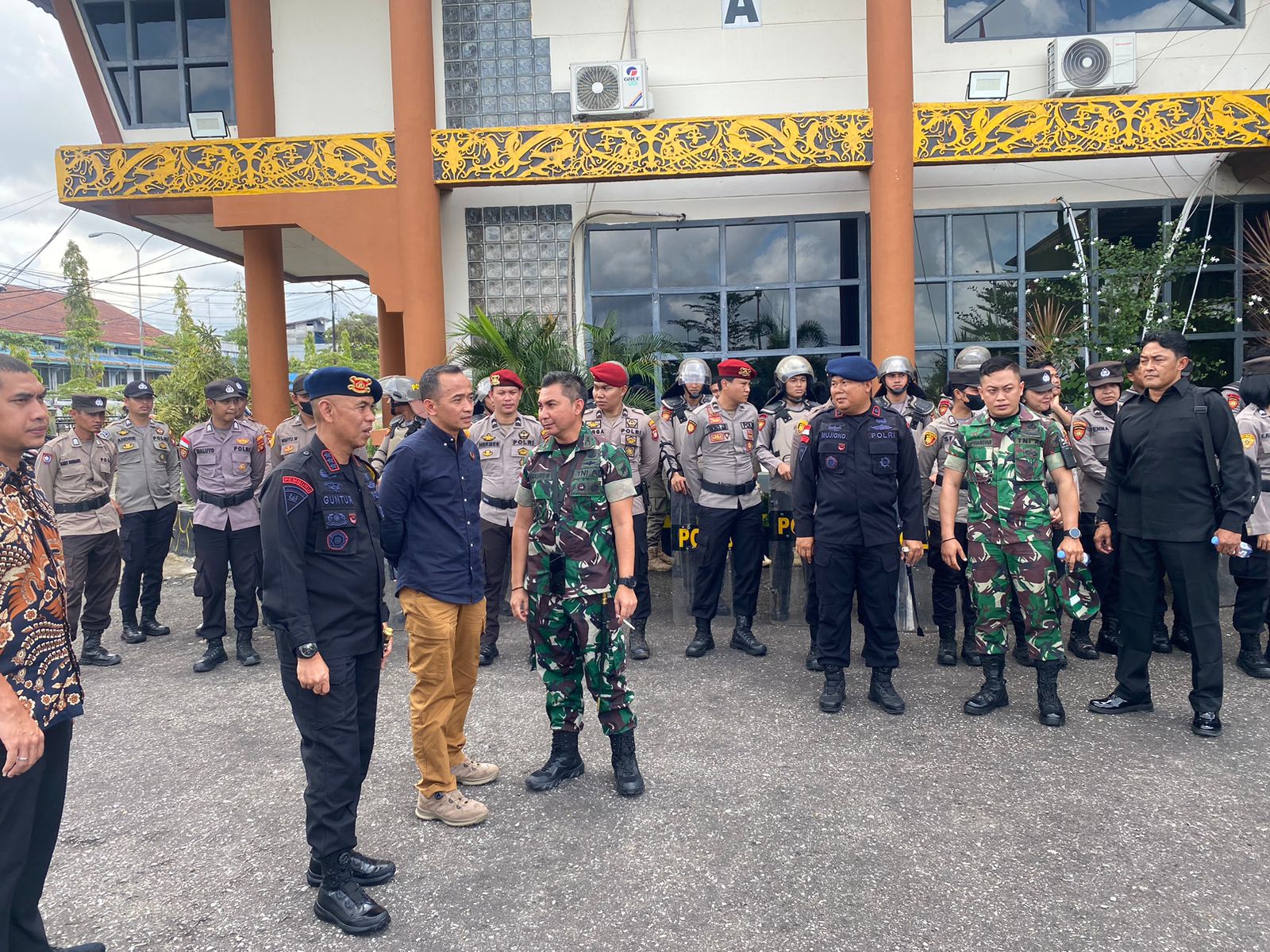 Dansatbrimob Tinjau Langsung Personel Pengamanan Aksi Unjuk Rasa Di Kantor Bupati Sintang