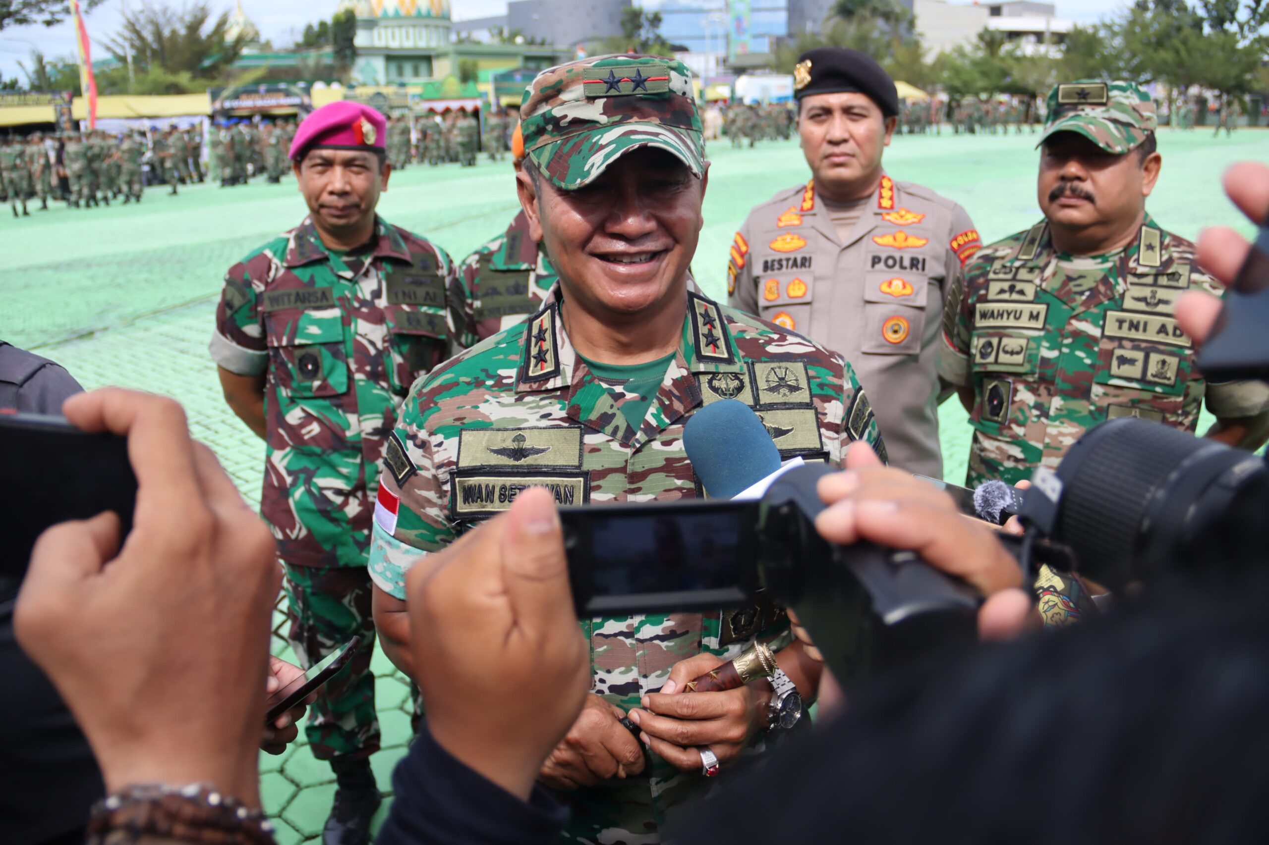 Bantu Prajurit dan Masyarakat Penuhi Kebutuhan Jelang Idul Fitri, Pangdam Tanjungpura Buka Bazar Ramadhan