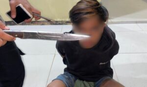 Saat Mau Tawuran Sekelompok Pemuda di Tangkap Polisi Dan 2 Bilah Sajam Sebagi Barang Bukti