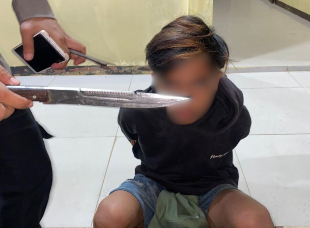 Saat Mau Tawuran Sekelompok Pemuda di Tangkap Polisi Dan 2 Bilah Sajam Sebagi Barang Bukti