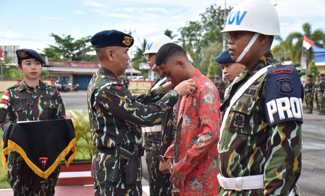 Upacara PTDH Dan Pemberian Reward Kepada Personel Satbrimob Polda Kalbar yang Berprestasi