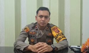 Polisi Berbagi, Polsek Nanga Mahap Serahkan Bansos