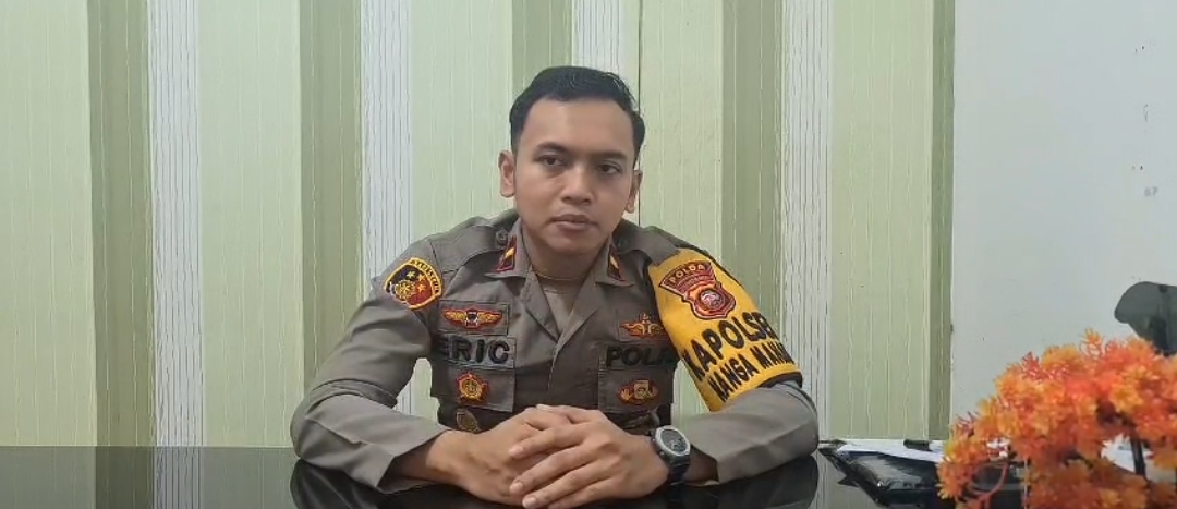 Polisi Berbagi, Polsek Nanga Mahap Serahkan Bansos