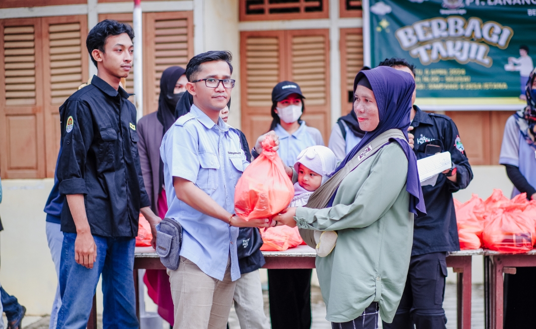 Peduli Sesama PT LAB Gelar Bazar dan Bagi Takjil