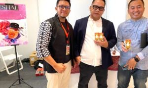 DUKUNG UMKM, ENO SYAFRUDIEN MENANTU WAKIL PRESIDEN PILIH PRODUK ESHAL PARFUME BUATAN LOKAL DI BANTEN HALAL FESTIVAL RAMADHAN 2024