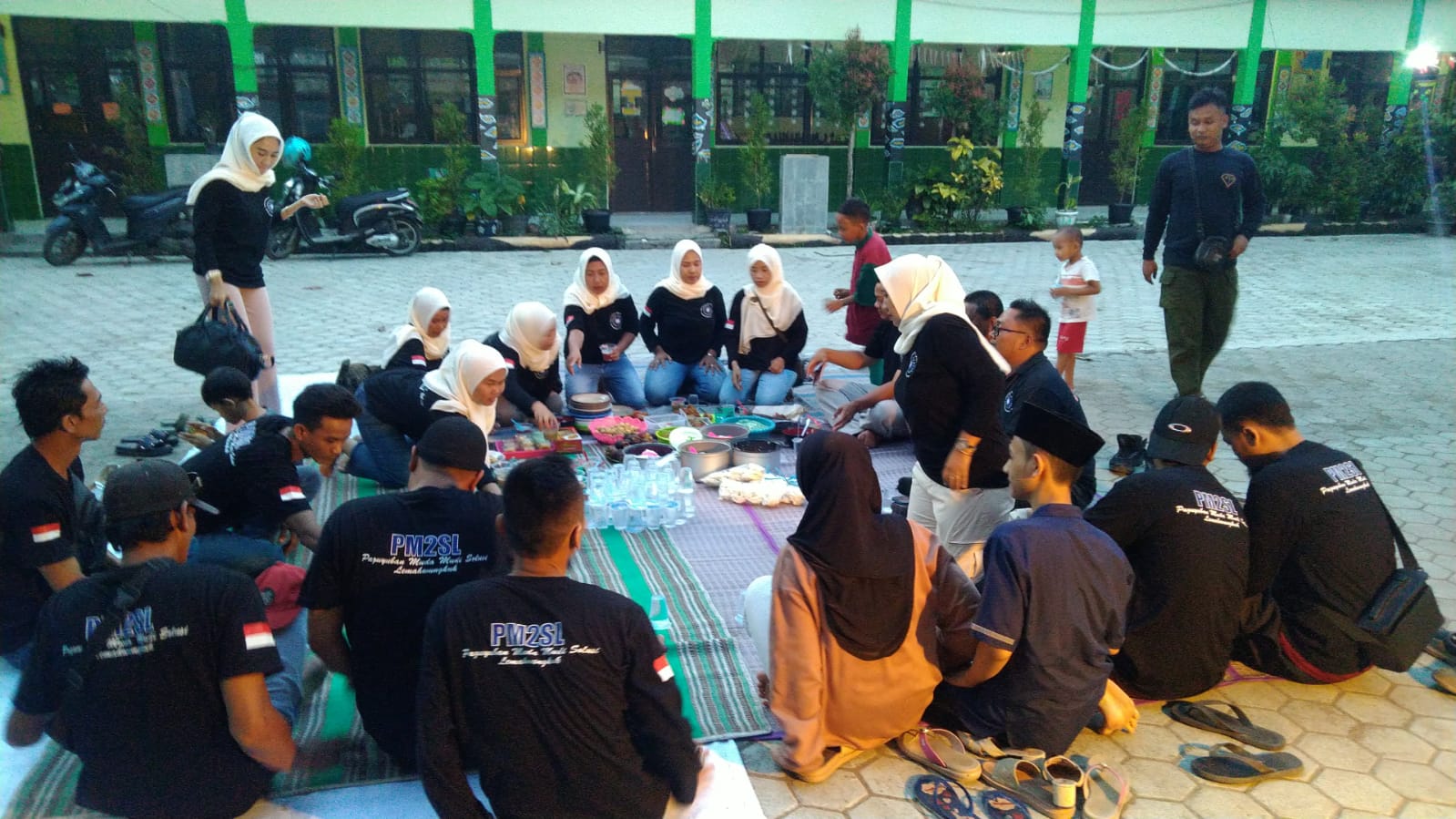 Keluarga Besar PM2SL Adakan Bagi Ta’jil Dan Bukber