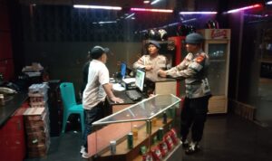Satbrimob Polda Kalbar Razia Tempat Hiburan Cegah Pelanggaran Personil Polri