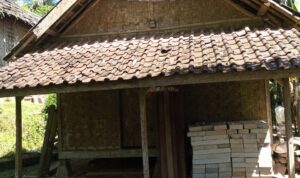 Mirisnya Kondisi Musolah Di Kampung Cipanyi 