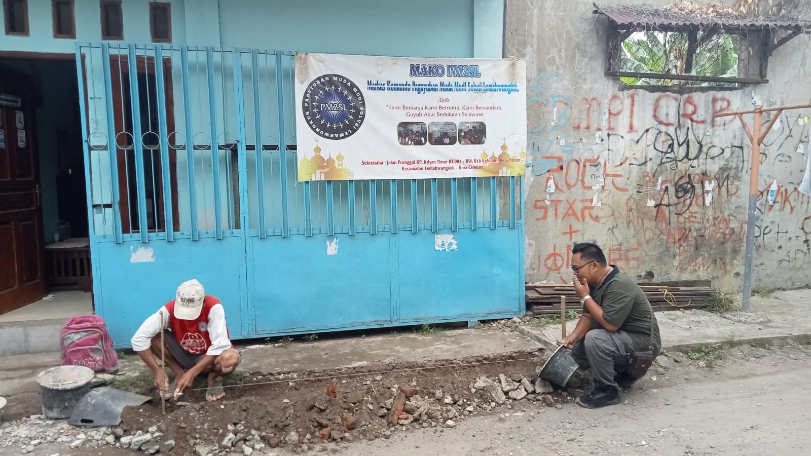 Paguyuban Muda Mudi Solusi Lemahwungkuk Kembali Menunjukkan Kebersamaan diantara anggotanya dengan membenahi Kantor Sekretariatnya