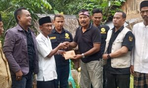 Forwatu Banten Serahkan Hasil Donasi Dana Awal Pembangunan Mushola di Cipanyi Banjarsari