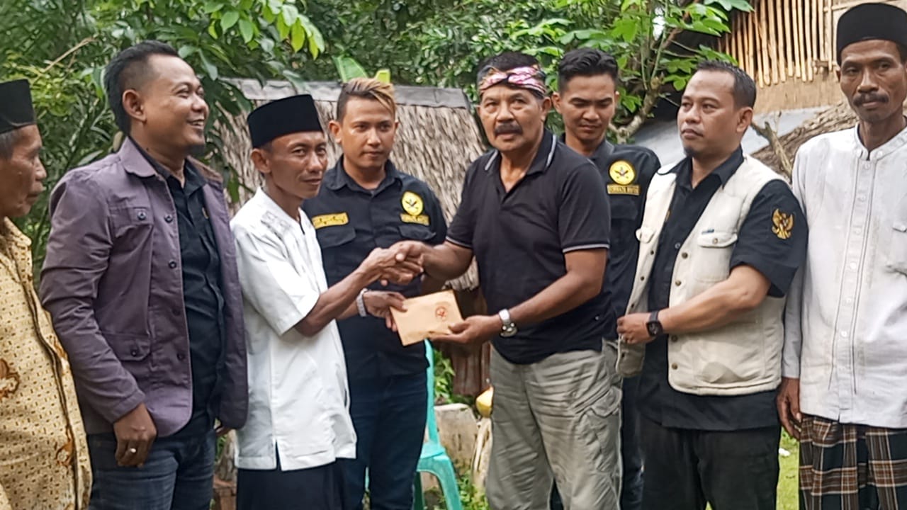 Forwatu Banten Serahkan Hasil Donasi Dana Awal Pembangunan Mushola di Cipanyi Banjarsari