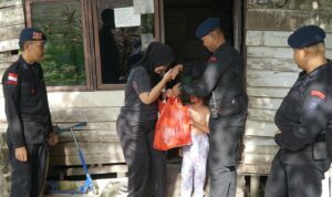 Dengan Berbagi dan Peduli Sesama Bentuk Rasa Syukur Satbrimob Polda Kalbar