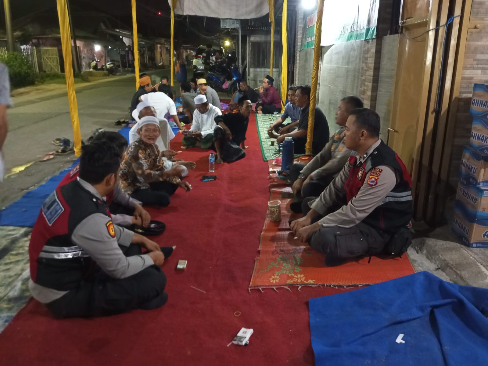 Personel Samapta Polres Serang Sambangi Perkampungan dan Ikut Acara Tahlil Dirumah Warga 