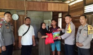 Polsek Kuala Mandor B Memberikan Bantuan Korban Bencana Alam Pohon Tumbang