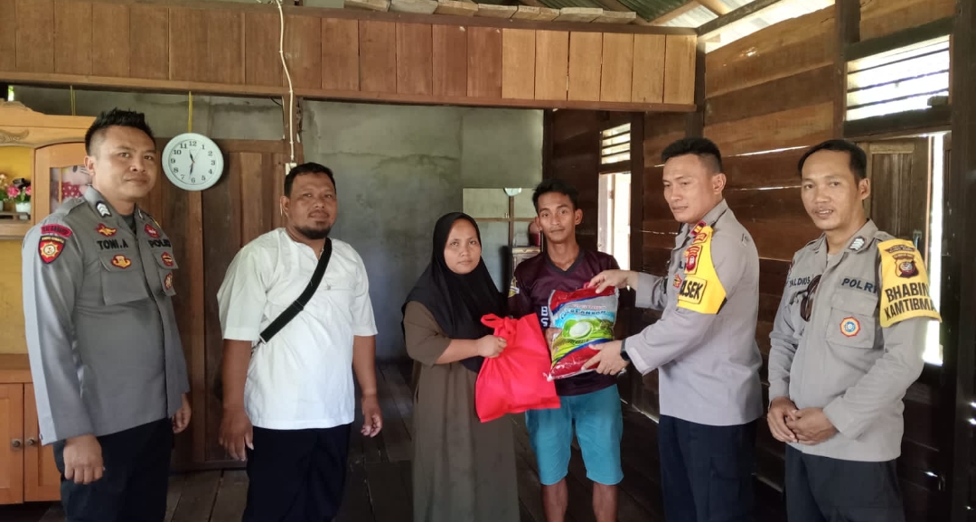 Polsek Kuala Mandor B Memberikan Bantuan Korban Bencana Alam Pohon Tumbang