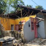 Rumah Bu Eli Warga Narimbang, Sudah Terkena Banjir Lalu Runtuh Sesaat Setelah Gempa Mengguncang Garut