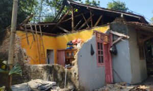 Rumah Bu Eli Warga Narimbang, Sudah Terkena Banjir Lalu Runtuh Sesaat Setelah Gempa Mengguncang Garut